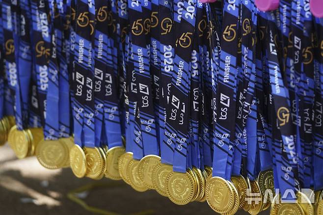 <font style="vertical-align: inherit;"><font style="vertical-align: inherit;">[런던=AP/뉴시스] 27일(현지 시간) 영국 런던에서 열린 2025 런던 마라톤에서 완주자들에게 수여될 완주 메달이 걸려있다. 2025.04.28.</font></font>