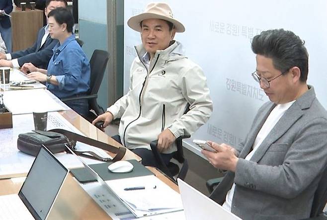 [춘천=뉴시스] 28일 강원특별자치도(도지사 김진태. 사진 오른쪽에서 왼쪽으로 두 번째))는 오는 30일 개최 예정인 기획재정부 재정평가위원회에서 안건으로 상정된 ‘포천~철원 고속도로’와 ‘원주연결선 철도’가 예비타당성조사 대상 사업으로 최종 선정될 수 있도록 강력히 촉구했다. 강원특별자치도 제공. *재판매 및 DB 금지