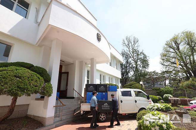 [서울=뉴시스] 조수정 기자 = 서울 종로구 청와대 본관 인근에 자리한 주한 교황청 대사관이 이전했다. 사진은 28일 이사중인 서울 종로구 주한 교황청 대사관. 2층짜리 주한 교황청 대사관은 지은 지 60년 이상 되면서 리모델링이 필요해 지난 25일 서울 서초구 서울성모병원 옴니버스파크 건물 6층으로 이전했다. 주한 교황청 대사관은 앞서 교황들이 한국을 방문했을 때 숙소 겸 집무실로 쓰이기도 했다. 성 요한 바오로 2세 교황(1984·1989년), 지난 21일 바티칸에서 향년 88세의 일기로 선종한 프란치스코 교황(2014년)이 방한기간 동안 머물렀다. 2025.04.28. chocrystal@newsis.com