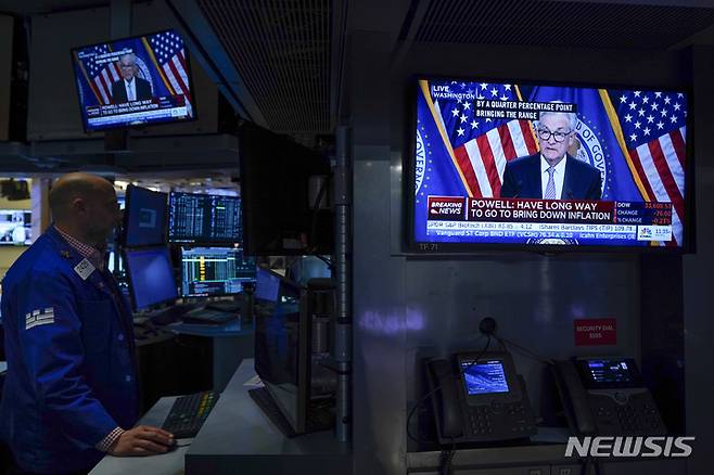 [워싱턴=AP/뉴시스] 최근 뉴욕증시 강세장을 이끈 빅테크 기업들의 올해 이익 상승률이 지난해와 비교해 반토막날 것이란 전망이 나왔다. 사진은 미국 뉴욕증권거래소(NYSE)에서 제롬 파월 미국 연방준비제도(Fed·연준) 의장의 기자회견이 방송되고 있는 모습.