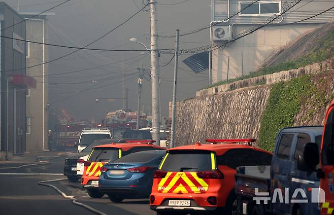[대구=뉴시스] 이무열 기자 = 28일 오후 2시 1분쯤 대구 북구 노곡동 함지산에서 발생한 산불이 인근인 조야동 민가까지 확산하고 있다. 2025.04.28. lmy@newsis.com