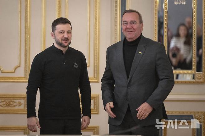 [키이우=AP/뉴시스]보리스 피스토리우스 독일 국방장관이 1월14일 우크라이나 키이우에서 볼로디미르 젤렌스키(왼쪽) 우크라이나 대통령과 만나고 있다. 그는 27일(현지시각) 도널드 트럼프 미 대통령이 제안한 평화안에 따라 우크라이나의 광대한 영토를 러시아에 양도하는 것은 "러시아에 대한 항복"이라고 경고했다. 2025.04.28.