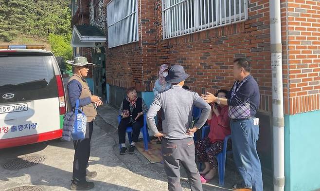 [대구=뉴시스] 정재익 기자 = 대구 북구 함지산에서 산불이 발생한 28일 노곡동 일대 주민들이 노심초사하고 있다. 2025.04.28. jjikk@newsis.com *재판매 및 DB 금지