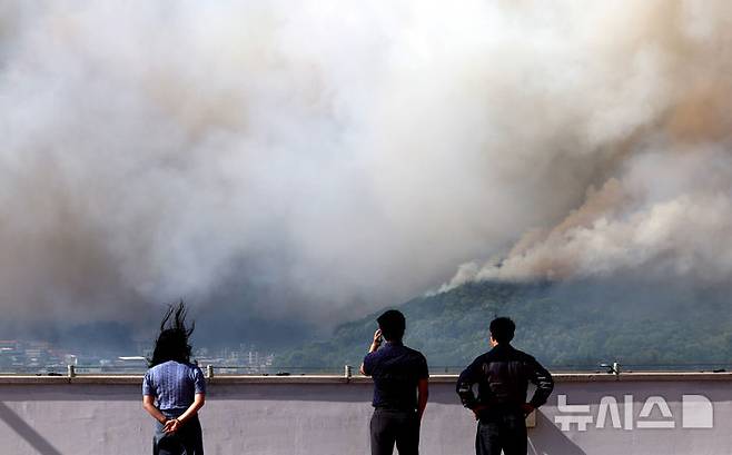 [대구=뉴시스] 이무열 기자 = 28일 오후 2시1분께 대구 북구 노곡동 함지산에서 불이 나 연기가 바람을 타고 도심으로 번지고 있다. 2025.04.28. lmy@newsis.com