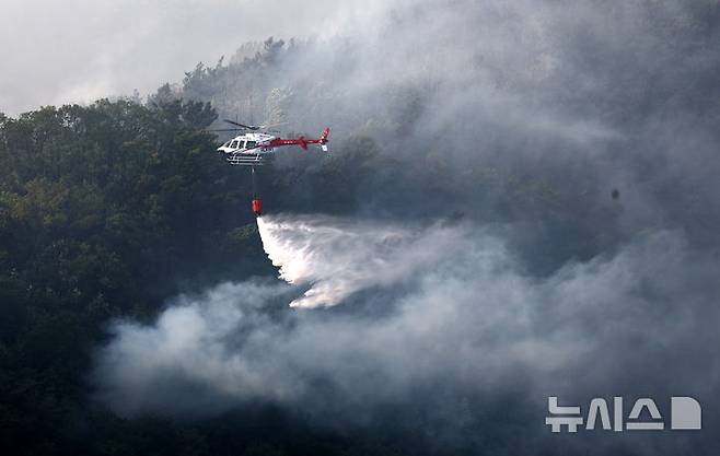 [대구=뉴시스] 이무열 기자 = 28일 오후 2시1분께 대구 북구 노곡동 함지산에서 불이 나 소방헬기가 진화작업을 하고 있다. 2025.04.28. lmy@newsis.com