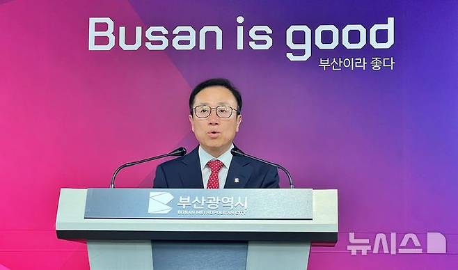 [부산=뉴시스] 원동화 기자 = 김광회 부산시 미래혁신부시장이 28일 부산 연제구 부산시청 브리핑룸에서 가덕도신공항 기본설계안에 대한 부산시의 입장을 밝히고 있다. 2025.04.28. dhwon@newsis.com