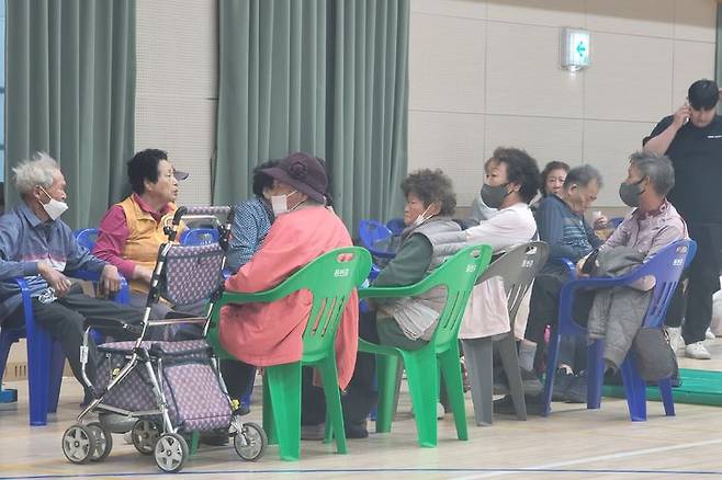 [대구=뉴시스] 이상제 기자 = 28일 오후 2시2분께 대구광역시 북구 노곡동 산12 일원에서 산불이 발생했다. 이 불로 주민들이 북구 동변중학교 강당에 대피해 있다. 2025.04.28. king@newsis.com  *재판매 및 DB 금지