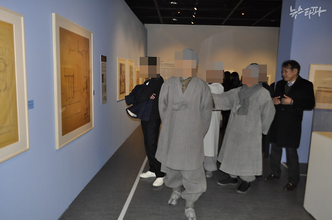▲ 건진법사 전성배 씨(오른쪽)가 지난 2016년 12월 서울 서초구 예술의전당에서 코바나콘텐츠 주관으로 열린 르코르뷔지에 전시를 둘러보고 있다. (사진=독자 제공)