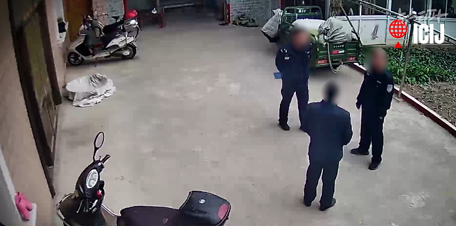 ▲중국 공안이 반체제인사 카이 지아웨이의 부친이 거주하는 장쑤성 자택으로 찾아왔다. 카이 지아웨이는 ICIJ 국제협업팀과 인터뷰한 미국 거주 중국인이다. 중국 공안은 아들이 해외에서 전개하는 반정부 활동을 중지하게 하라는 압력을 행사하기 위해 찾아왔다고 한다. (출처: ICIJ)