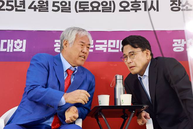 전광훈 사랑제일교회 목사와 국민의힘 윤상현 의원이 5일 서울 세종대로에서 대한민국바로세우기국민운동본부가 연 광화문 국민대회에 참석해 대화하고 있다. 연합뉴스