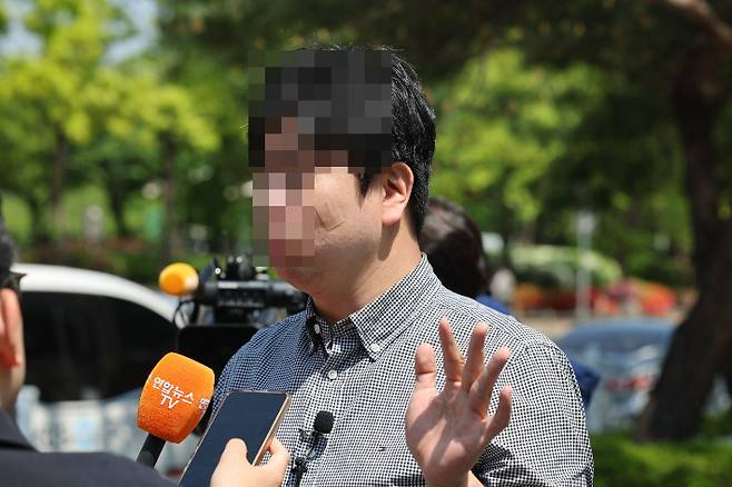 가해 학생이 휘두른 흉기에 피해를 입은 한 시민이 당시 상황을 설명하고 있다. 임성민 기자