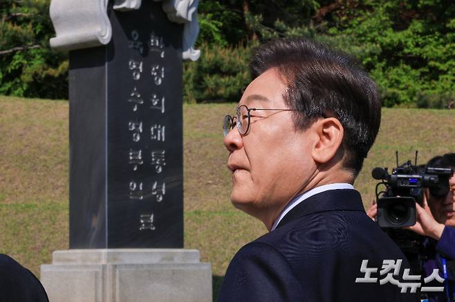 더불어민주당 이재명 대선 후보가 28일 서울 동작구 현충원 박정희 전 대통령 묘역을 찾아 참배하고 있다. 윤창원 기자