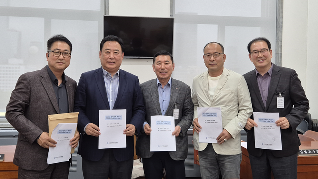어기구 국회 농림축산식품해양수산위원장(왼쪽 두번째부터)과 강종성 한국계란산업협회장 등이 국회 의원회관에서 협회 측으 정책 건의서를 살펴보고 있다. 한국계란산업협회