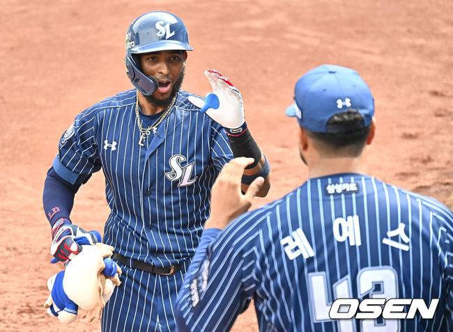 [OSEN=대구, 이석우 기자] 27일 대구삼성라이온즈파크에서 2025 신한 SOL 뱅크 KBO 리그 삼성 라이온즈와 NC 다이노스의 경기가 열렸다. 홈팀 삼성은 레예스가, 방문팀 NC는 신민혁이 선발 출전했다. 삼성 라이온즈 디아즈가 1회말 1사 우월 솔로 홈런을 치고 하이파이브를 하고 있다. 2025.04.27 / foto0307@osen.co.kr