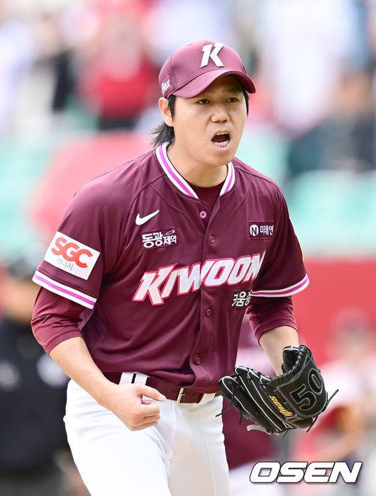 [OSEN=인천, 김성락 기자] 27일 인천 미추홀구 SSG랜더스필드에서 '2025 신한 SOL Bank KBO리그' SSG 랜더스와 키움 히어로즈의 경기가 열렸다. 홈팀 SSG는 김광현, 키움은 하영민을 선발로 내세웠다. 5회말 2사 1, 3루 키움 하영민이 SSG 고명준을 헛스윙 삼진으로 처리한 뒤 기뻐하고 있다. 2025.04.27 / ksl0919@osen.co.kr