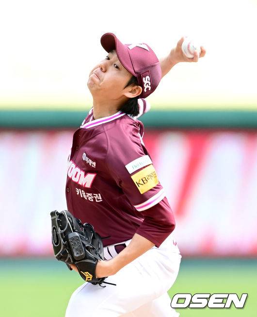 [OSEN=인천, 김성락 기자] 27일 인천 미추홀구 SSG랜더스필드에서 '2025 신한 SOL Bank KBO리그' SSG 랜더스와 키움 히어로즈의 경기가 열렸다. 홈팀 SSG는 김광현, 키움은 하영민을 선발로 내세웠다. 1회말 키움 선발 하영민이 마운드에 올라 힘차게 공을 뿌리고 있다. 2025.04.27 / ksl0919@osen.co.kr