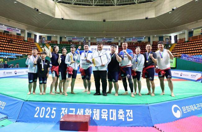 26일부터 27일까지 2일간 전남 구례군 구례실내체육관에서 진행된 ‘2025 전국생활체육대축전’(씨름)에서 경기도가 종합우승을 차지했다. / 대한씨름협회