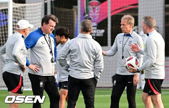 [OSEN=도하(카타르), 지형준 기자] 2023 아시아축구연맹(AFC) 카타르 아시안컵 4강 요르단전을 하루 앞둔 대한민국 축구대표팀이 5일(현지시간) 카타르 도하 알 에글라 트레이닝 센터에서 훈련을 가졌다.클린스만 감독이 훈련에 앞서 코칭스태프와 이야기를 나누고 있다. 2024.02.05 / jpnews.osen.co.kr