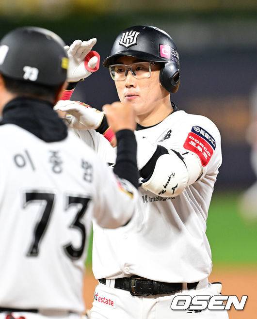 [OSEN=수원, 김성락 기자] 22일 오후 수원 KT위즈파크에서 ‘2025 신한 SOL Bank KBO리그’ KT 위즈와 SSG 랜더스의 경기가 열렸다.홈팀 KT는 오원석, 원정팀 SSG는 김광현을 선발로 내세웠다. 6회말 2사 3루 KT 허경민이 1타점 적시타를 날린 뒤 세리머니를 하고 있다. 2025.04.22 / ksl0919@osen.co.kr