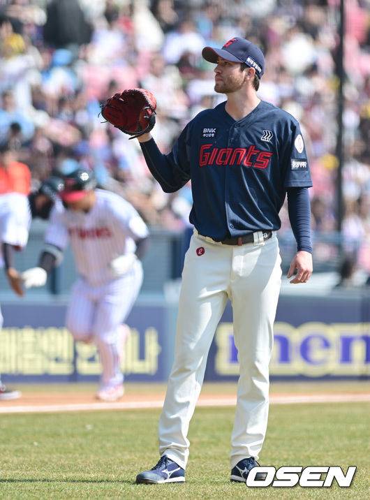 [OSEN=잠실, 김성락 기자] 22일 서울 잠실야구장에서 2025 신한 SOL Bank KBO리그 LG 트윈스와 롯데 자이언츠의 개막전이 열렸다.홈팀인 LG 트윈스는 새 외인 치리노스를 선발로, 원정팀 롯데 자이언츠는 반즈를 선발로 내세웠다.1회말 1사 2루 롯데 선발 반즈가 LG 문보경에게 2점 홈런을 허용, 아쉬워 하고있다. 2025.03.22 / ksl0919@osen.co.kr