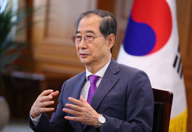 ▲한덕수 대통령 권한대행 국무총리가 지난 22일 영국 시사주간지 <이코노미스트>와 인터뷰를 하고 있다. ⓒ연합뉴스