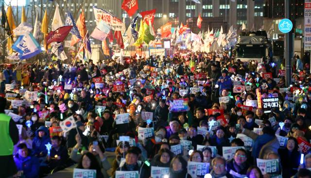 ▲12일 서울 종로구 광화문 동십자각 앞에서 윤석열 즉각퇴진·사회대개혁 비상행동 주최로 열린 윤 대통령 즉각파면 매일 긴급집회에서 참가자들이 구호를 외치고 있다. ⓒ연합뉴스