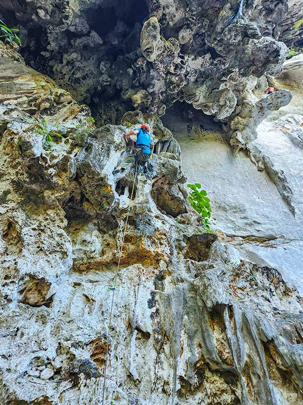 아오낭 6b루트 오르는 필자.