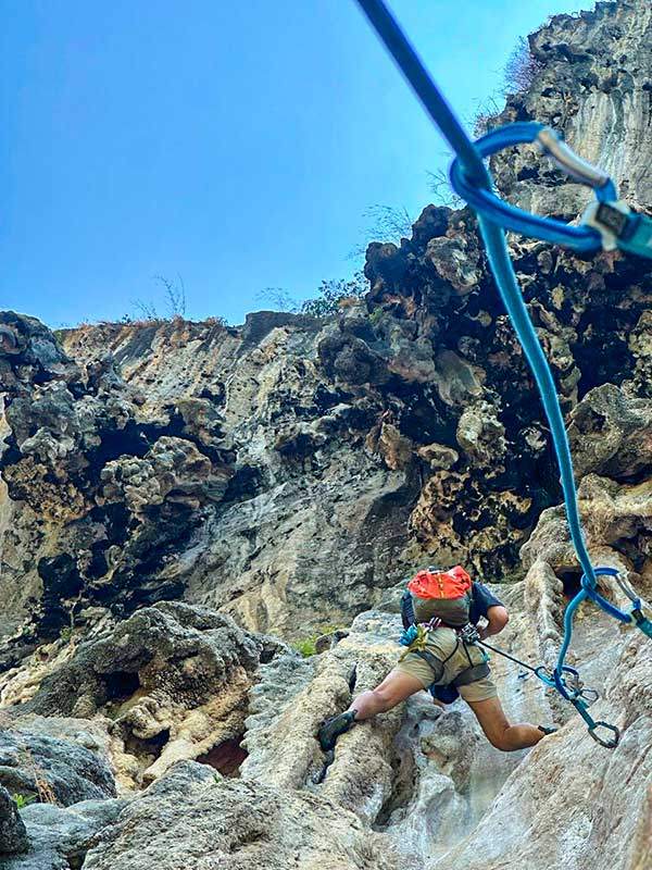 멀티피치 6b루트를 선등으로 오르는 현범 선배.