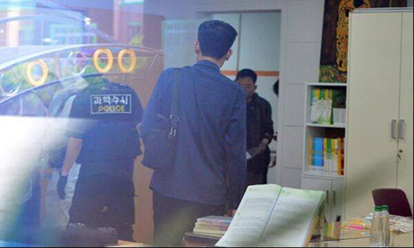 경찰들이 28일 흉기 난동 사건이 발생한 충북 청주의 한 고등학교 현장을 살펴보고 있다. 청주=뉴시스