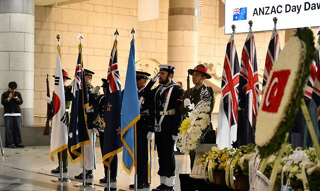 지난 25일 서울 용산 전쟁기념관에서 ‘안작 데이’ 추모 행사가 열려 한국군 및 유엔 참전국 군대 의장병들이 태극기, 유엔기 등을 호위하고 있다. 전쟁기념사업회 제공