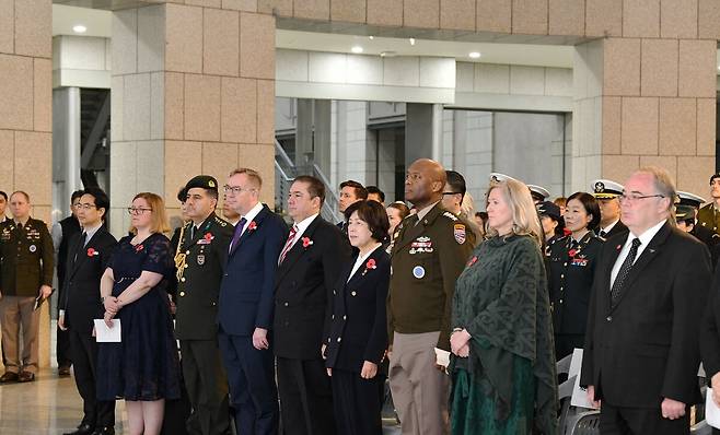 지난 25일 서울 용산 전쟁기념관에서 열린 ‘안작 데이’ 추모 행사에 귀빈들이 참석해 있다. 앞줄 오른쪽부터&nbsp;제프 로빈슨 주한 호주 대사, 던 베넷 주한 뉴질랜드 대사, 자비에르 브런슨 주한미군 사령관, 강정애 국가보훈부 장관, 무랏 타메르 주한 튀르키예 대사, 콜린 크룩스 주한 영국 대사. 1차대전 당시 영국·호주·뉴질랜드와 튀르키예는 서로 적국이었다. 전쟁기념사업회 제공