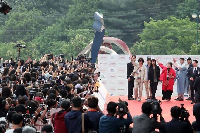 2024년 열린 제25회 전주국제영화제 개막식 참석자들이 레드카펫에 들어서며 손을 들어 인사하고 있다. 전주시 제공