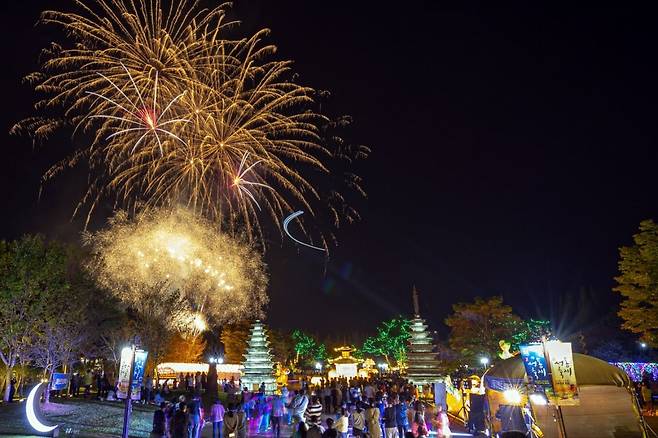 익산 서동축제 개막식 불꽃놀이 모습. 익산시 제공