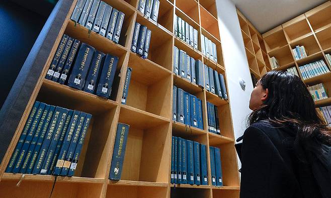 지난 16일 취재팀이 경기 과천 중앙선거관리위원회 선거정보도서관 책장 앞에서 16대 대선 후보자들의 공약이 담긴 ‘제16대 대통령선거총람’을 찾고 있다. 과천=최상수 기자