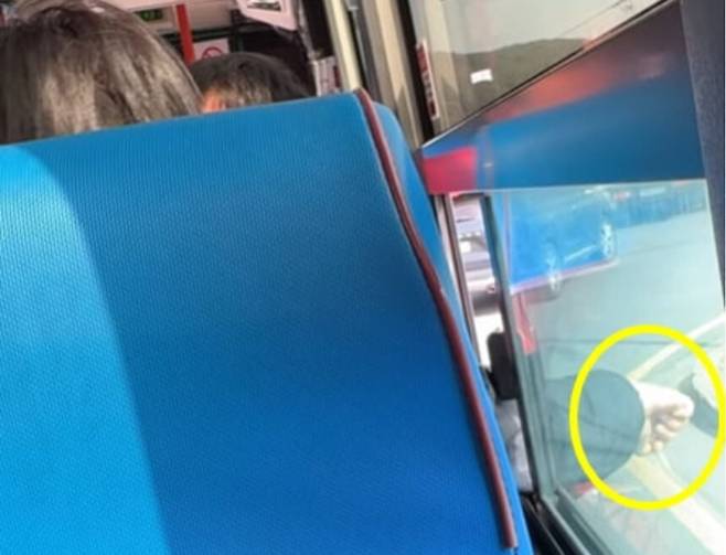 제주의 한 시내버스에서 중국인으로 추정되는 여성이 창밖으로 담배를 버리는 모습.&nbsp;서경덕 교수&nbsp;SNS&nbsp;캡처