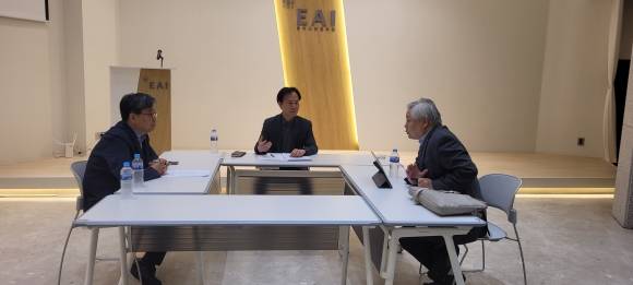 중장기적으로 부가가치세 인상은 필요하지만 국민의 공감대 형성을 위해 다른 증세안을 우선 추진해야 한다는 데 한목소리를 냈다. 왼쪽부터 박명호 홍익대 경제학과 교수, 박진 K정책플랫폼 공동원장, 김우철 서울시립대 세무학과 교수. K정책플랫폼 제공