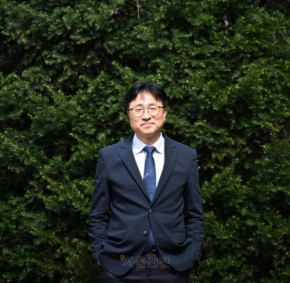이병두 국립산림과학원 산림재난환경연구부장에게 숲은 살아 있는 생명이자 지켜야 할 미래다. 27일 서울 동대문구 국립산림과학원에서 만난 이 연구부장은 “기후변화에 따른 산불 재난은 이미 일상이 됐다”며 “이제는 극한 재난 속에서 살아남을 길을 찾아야 한다”고 강조했다. 홍윤기 기자