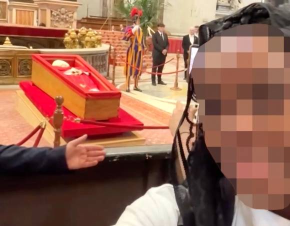 한 조문객이 프란치스코 교황의 목관 앞에서 셀카를 찍고 있다. 인스타그램