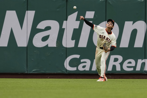 28일(한국시간) 미국 샌프란시스코 오라클파크에서 열린 텍사스 레인저스와 홈 경기에서 4회 텍사스 조나 하임의 2루타성 타구를 잡아 2루로 강하게 뿌려 타자 주자를 잡아내고 있는 이정후. 샌프란시스코 AP 연합뉴스