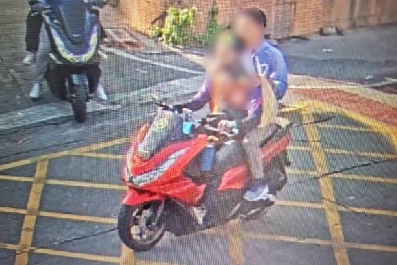 태국 파타야의 한 임대아파트에서 트랜스젠더 여성을 살해하고 시신을 잔혹하게 훼손한 혐의를 받는 중국인 남성이 범행 이후 오토바이 택시를 타고 이동하는 모습이 담긴 폐쇄회로(CC)TV 영상 캡처 화면. 현지 경찰 제공