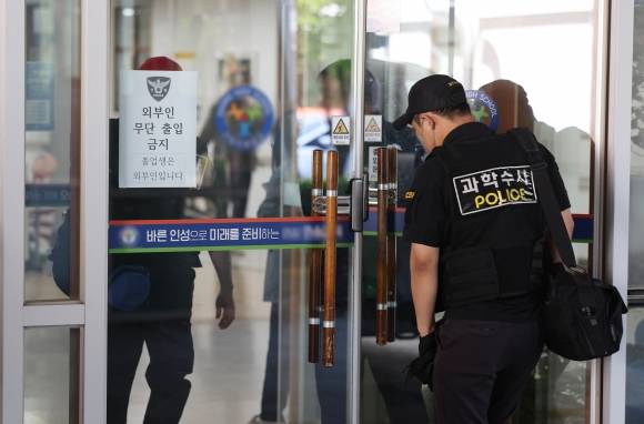 28일 학생 흉기 난동이 발생한 청주의 한 고등학교에서 경찰 등이 사고 상황을 파악하고 있다. 2025.4.28 연합뉴스