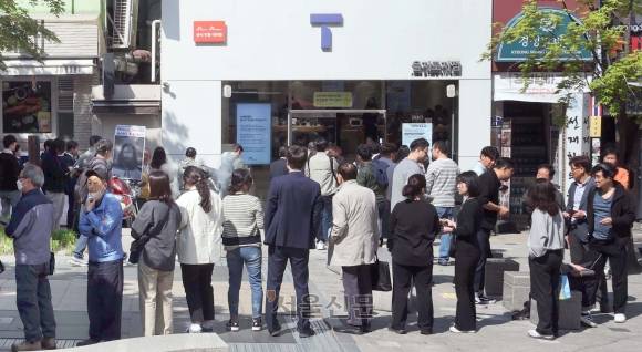 SK텔레콤이 무상 유심 교체를 시작한 28일 서울 중구 을지로의 T월드(SK텔레콤 대리점) 앞에 많은 고객이 줄을 서고 있다. SK텔레콤은 온라인 예약 시스템을 통해 원하는 대리점을 선택해 유심 교체 신청이 가능하다고 밝혔다. 교체 방문 시기는 추후 알림을 통해 전달한다. 홍윤기 기자