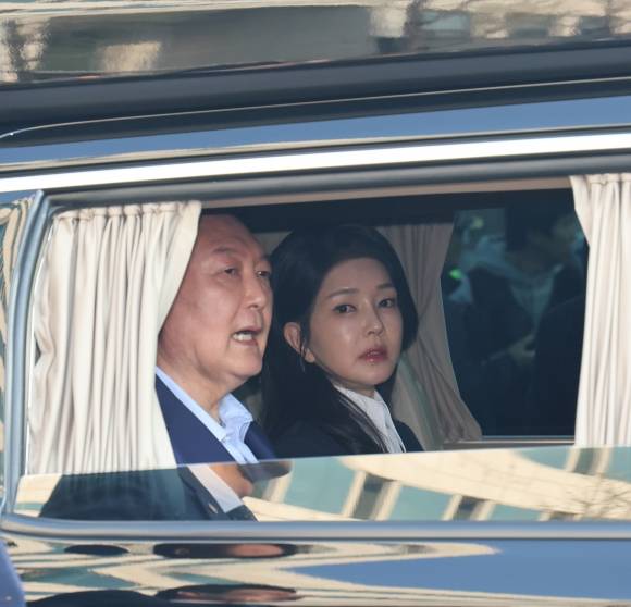 서울고검이 25일 김건희 여사의 도이치모터스 주가조작 의혹 사건에 대해 재기수사를 결정했다. 앞서 서울중앙지검은 지난해 10월 김 여사에 대해 무혐의 처분을 내렸다. 사진은 윤석열 전 대통령과 김 여사가 지난 11일 오후 서울 용산구 한남동 대통령 관저를 떠나는 모습.연합뉴스