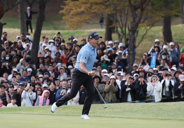 연장전에서 우승을 확정한 뒤 환호하고 있는 이태훈. 사진 제공=KPGA