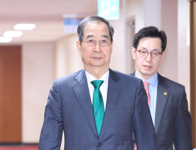 한덕수 대통령 권한대행 국무총리와 손영택 국무총리 비서실장이 지난 18일 정부서울청사에서 열린 국무회의에 입장하고 있다. 연합뉴스