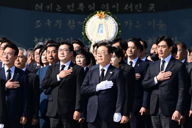 이재명 더불어민주당 대선 후보가 28일 동작구 국립서울현충원 현충탑 참배를 마친 후 국기에 대한 경례를 하고 있다. 연합뉴스