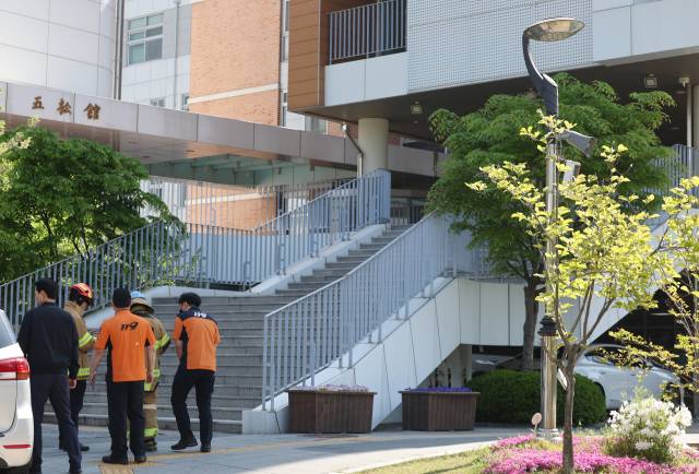 28일 학생 흉기 난동이 발생한 청주의 한 고등학교에서 소방 당국 등이 사고 상황을 파악하고 있다. 연합뉴스