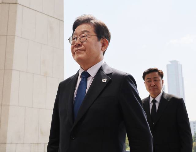 이재명 더불어민주당 대선 후보가 28일 국회에서 열린 당 최고위원회의에 참석하기 위해 경호원과 함께 본청으로 들어서고 있다.