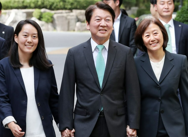 안철수 국민의힘 대선 경선 후보와 부인 김미경(오른쪽) 서울대 교수, 딸 설희 씨. 연합뉴스