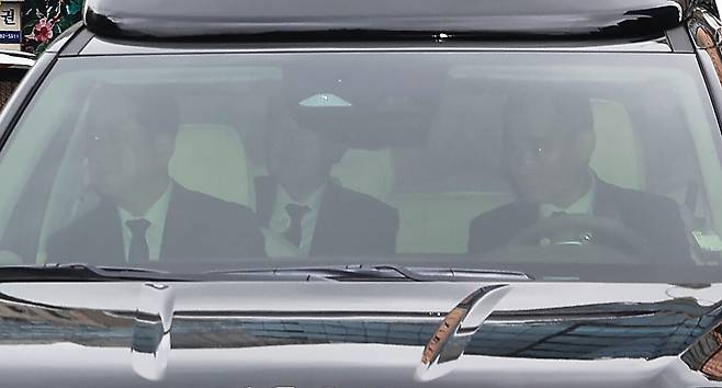 내란 우두머리 혐의를 받는 윤석열(가운데)이 4월14일 형사재판이 열리는 서울중앙지방법원에 들어서고 있다. ⓒ연합뉴스